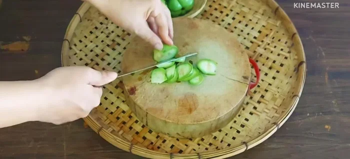 Cut the sweet eggplant into bite-sized pieces. Avoid cutting them too large for easier cooking.