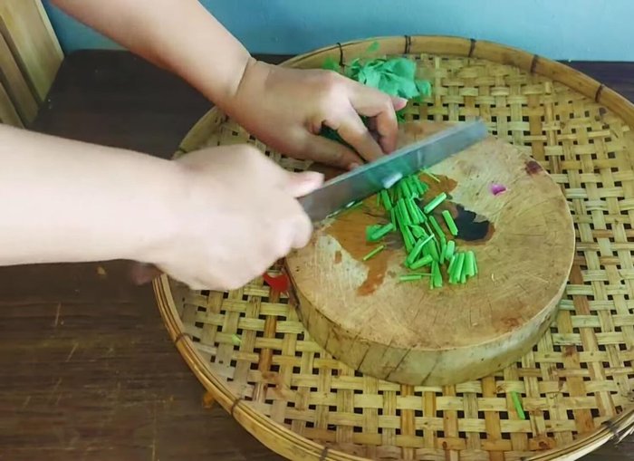 Prepare the Chinese celery (no need to cut into sections).