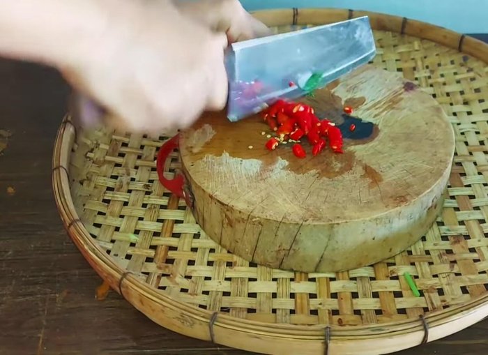 Chop chili peppers into small pieces.