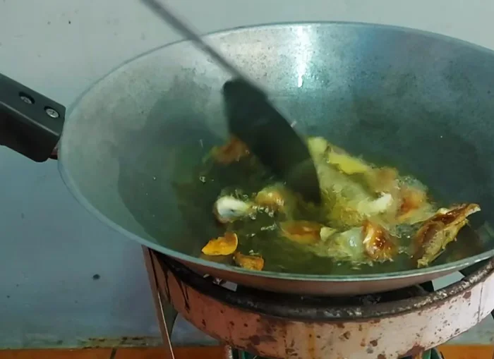 Set aside the fried sweet fish to cool and drain excess oil.