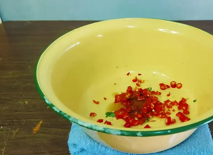 Prepare the dressing: Combine sliced chilies, sugar/palm sugar, fish sauce, seasoning powder, MSG (optional), lemon juice, and water. Adjust taste as needed.