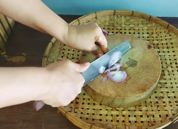 Slice the shallots.