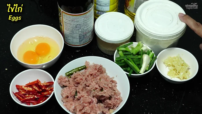 Prepare ingredients: Chop spring onions, slice chili peppers diagonally.