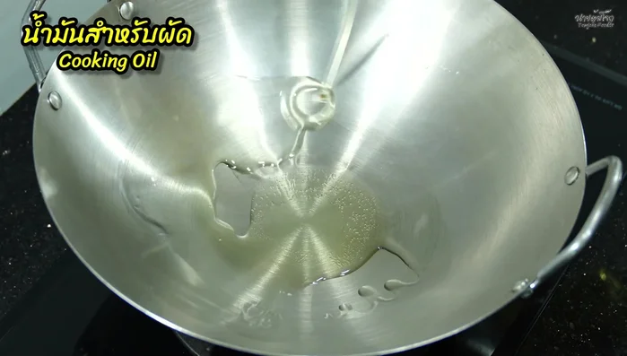 Heat oil in a pan. Add garlic and stir-fry until fragrant.