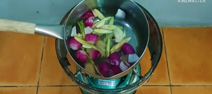 In a pot, combine water, galangal, lemongrass, coriander root, shallots, and red pepper. Boil until fragrant.