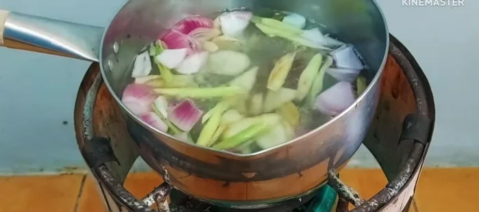 Add tamarind paste, salt, curry powder, seasoning powder, sugar, and fish sauce. Simmer until the desired sourness is achieved.