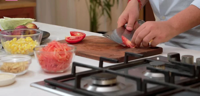 Cut tomatoes into four parts, remove seeds, and slice thinly.