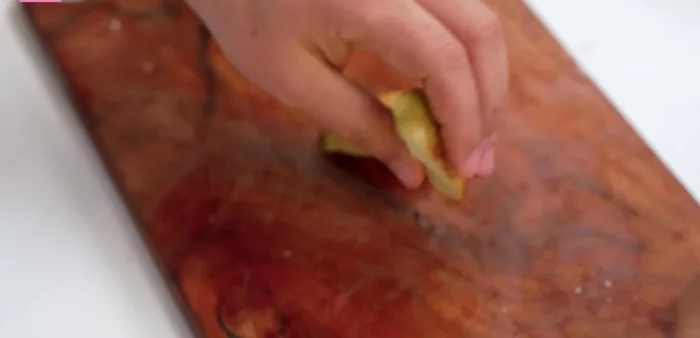 Cut the apple into quarters, remove the core, and slice thinly. Avoid making the slices too thin or too thick.