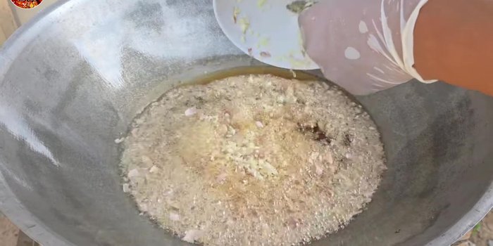 Fry the garlic: Fry garlic until golden brown.