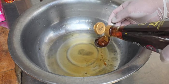 Marinate the chicken: Mix fish sauce, chicken seasoning, sugar, pepper, and garlic. Marinate the chicken for 40-50 minutes.