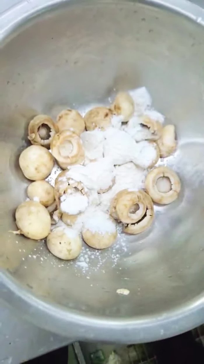 Add cornflour, flour, salt, and sugar to the mushrooms; mix well.