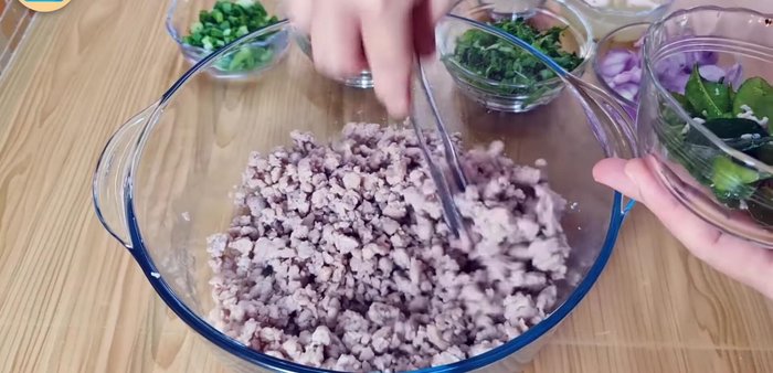 In the bowl with the cooled pork, add the shallots, basil, mint, spring onion, roasted ground rice, roasted ground chili, and lime juice. Mix well.