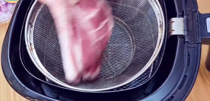 Roast the pork shoulder. Arrange in an air fryer basket (or directly in the air fryer after the initial 20 minutes) at 160°C for 20 minutes, then 5 more minutes after removing it from the basket (if used).