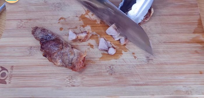 Cut the cooked pork shoulder into bite-sized pieces and transfer to a mixing bowl.
