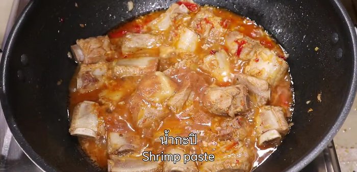 Check the pork ribs and adjust seasoning.(Further details needed from video)