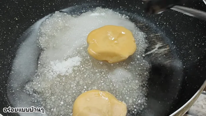 In a pot, combine the cooked sago pearls, coconut sugar, a little water, and salt. Stir until the sugar dissolves.