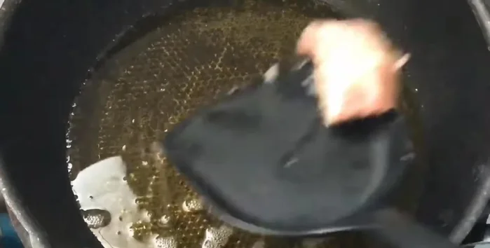 Heat oil in a frying pan. Add the pork ribs and fry until cooked.