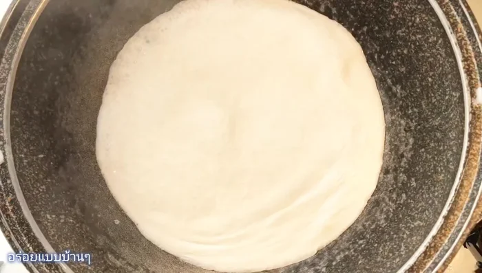 In a pot, heat coconut milk (250 ml) over low heat for 5 minutes.