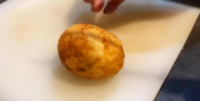 Cut the fried eggs in half.