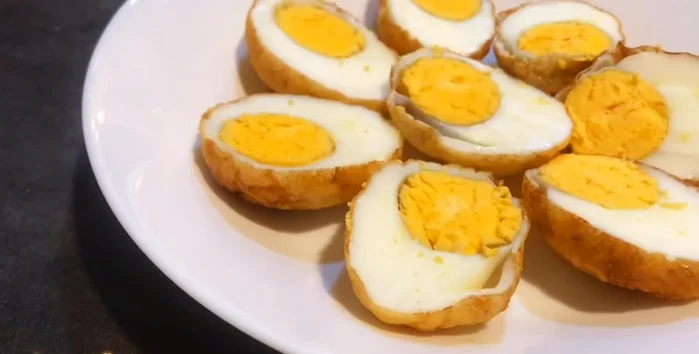 Pour the sauce over the eggs.