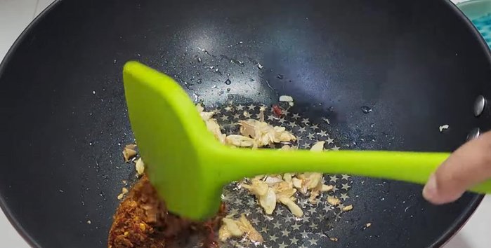 Add the pounded curry paste to the pan and stir-fry until fragrant.