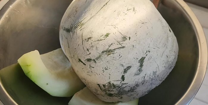 Peel and cut the pumpkin into pieces. Wash thoroughly.