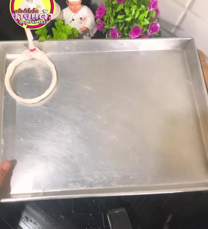 Spread the mango pulp thinly onto a tray. Metal or plastic trays are suitable.