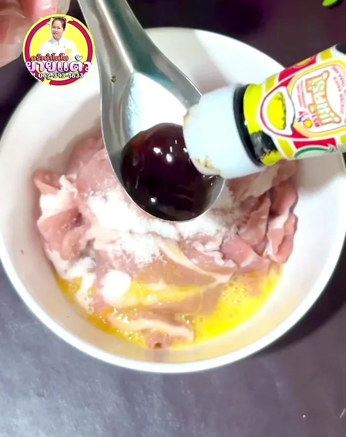 Marinate the pork: In a bowl, combine the pork, half an egg, sugar, soy sauce, clams, green cap sauce, sesame oil, cornstarch, water, baking powder, and a pinch of baking soda. Mix well and refrigerate for 1-2 hours.