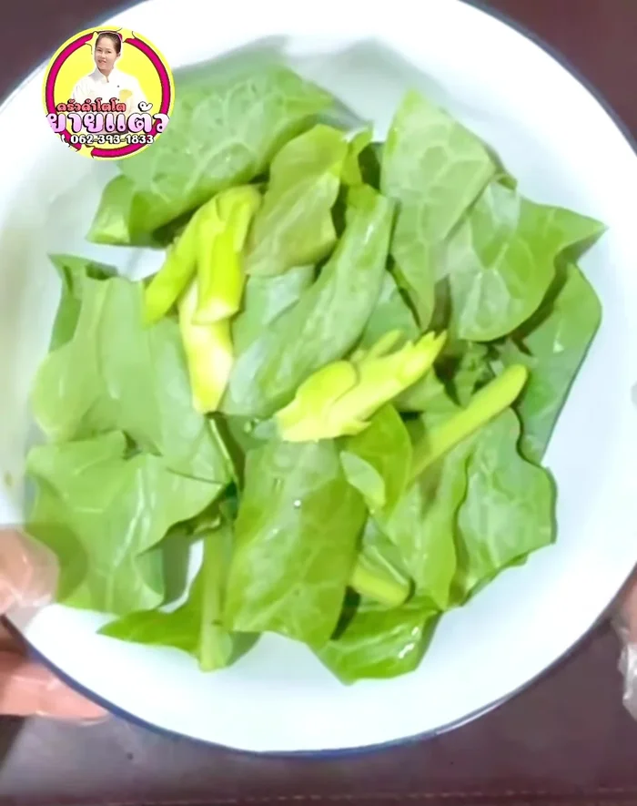 Prepare the noodles and kale: Wash and chop the kale. Soak the vermicelli noodles in water for 5 minutes.
