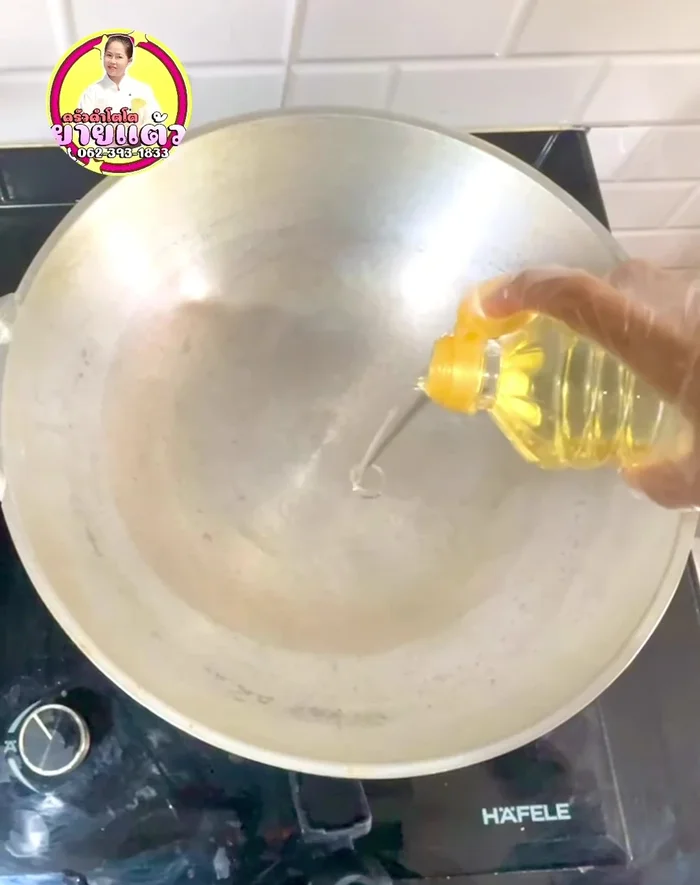 Stir-fry noodles: Heat oil in a pan. Add noodles and stir-fry with dark soy sauce for 2-3 minutes until separated. Remove and set aside.
