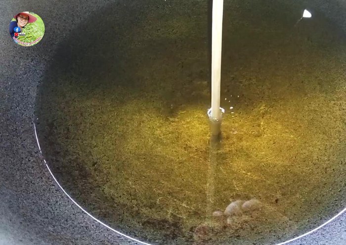 Heat oil in a frying pan. Test if the oil is hot enough by dropping in a chopstick (bubbles indicate readiness).