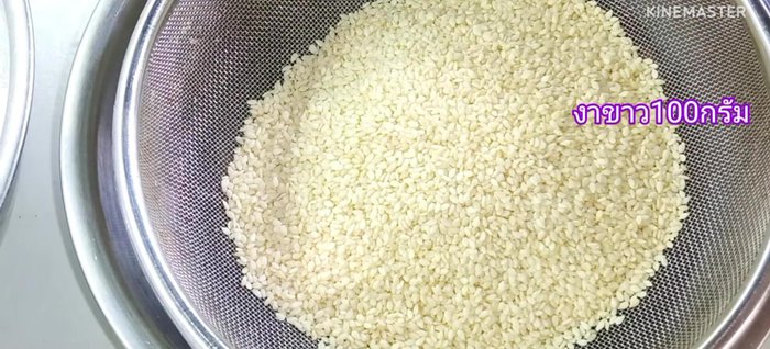 Wash 100 grams of white sesame seeds thoroughly to remove dust.