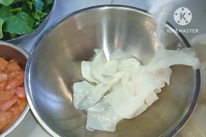 Separate the wide noodles to prevent sticking.