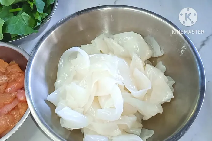 Add sweet dark soy sauce to the noodles and mix until evenly colored.