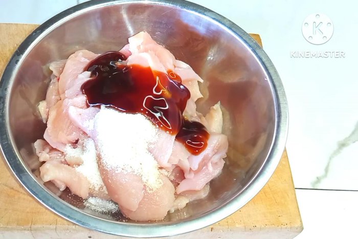 Marinate the chicken with seasoning powder, sugar, oyster sauce, and seasoning sauce. Mix well until absorbed.