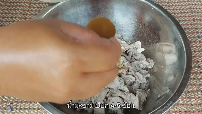 Add the pounded ingredients, tamarind juice, MSG, seasoning powder, white sugar, fish sauce, and chili powder to the cooked pork.