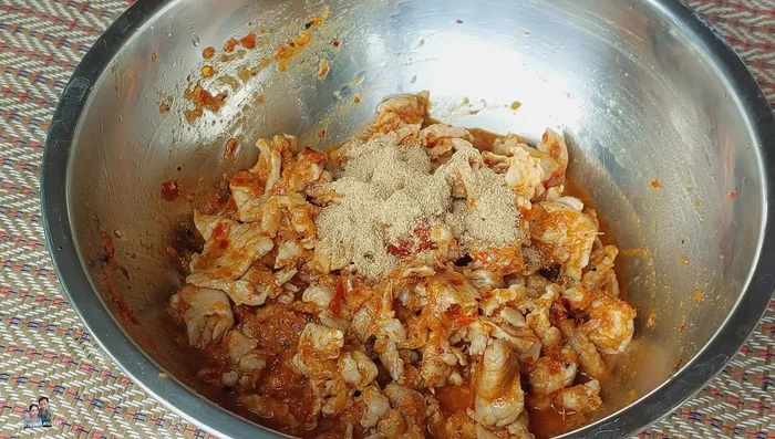 Add roasted rice powder (a small amount).
