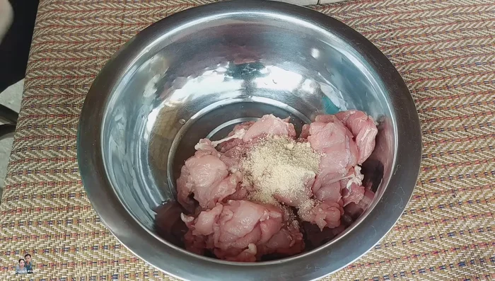 Marinate the pork with seasoning powder, MSG, and white sugar. Knead and massage well for tenderness.