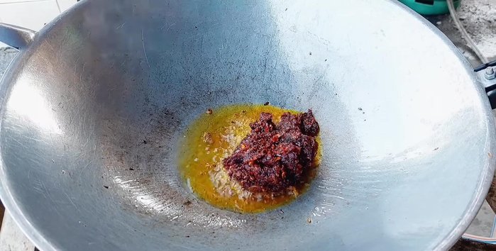In the same pan, stir-fry the chili paste with a little water to prevent it from drying out.