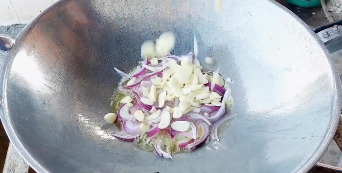 Fry the shallots and garlic until yellow and fragrant. Set aside.