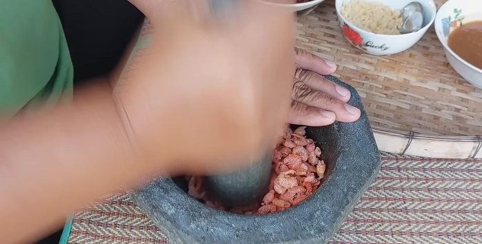 Pound the dried shrimp until fluffy after washing 2-3 times.