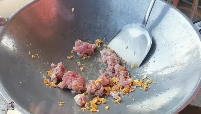 Stir-fry minced pork with the fried garlic until cooked. Add light soy sauce and ground pepper for flavor.