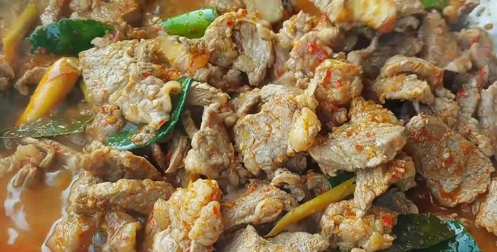 Add 1 liter of water and stew the meat until tender, using low heat and simmering slowly until the water is almost dry.