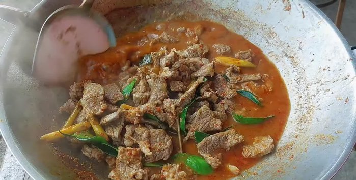 Stir-fry 1kg of fatty beef with the herbs until cooked, making it aromatic.