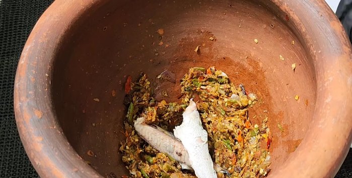 Add the cooked mackerel meat to the pounded mixture.