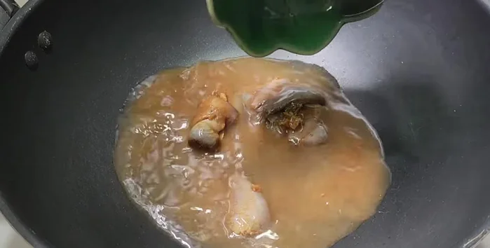 Boil fish sauce and water, adding the mackerel meat. Once the fish is cooked and the bones removed, set the fish aside.