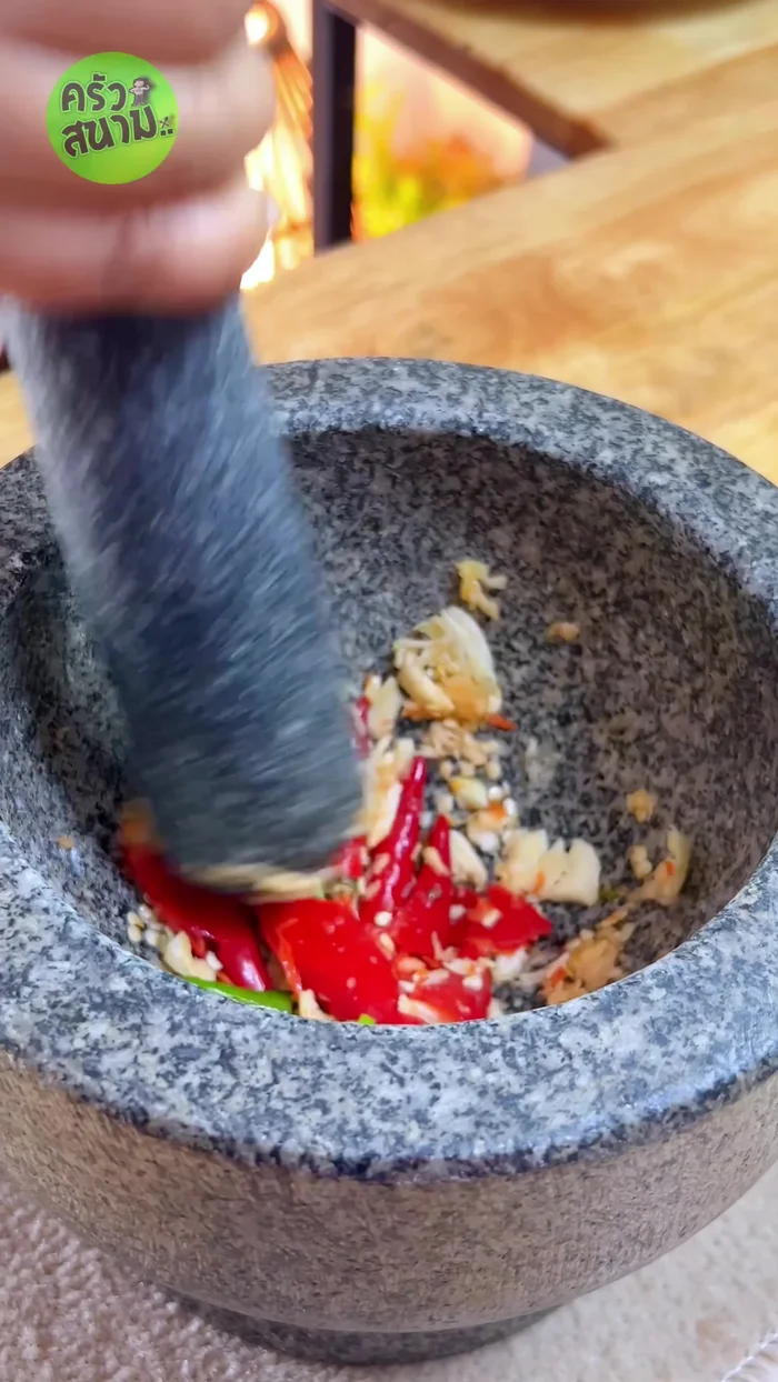 Stir-fry pounded garlic and chili until cooked and fragrant.