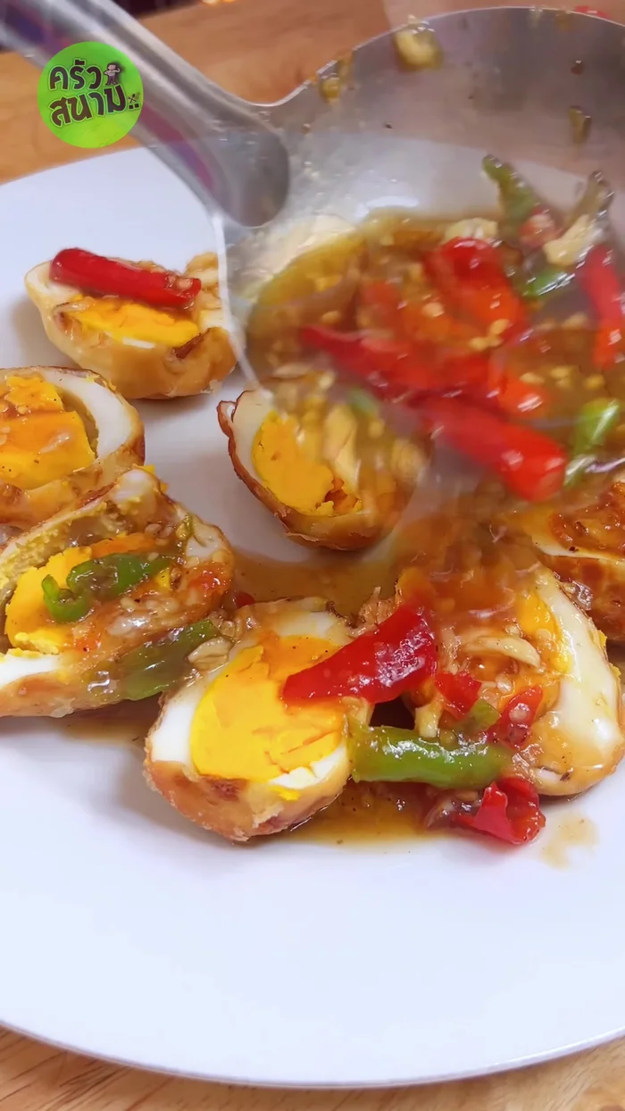 Pour chili sauce over the fried eggs.