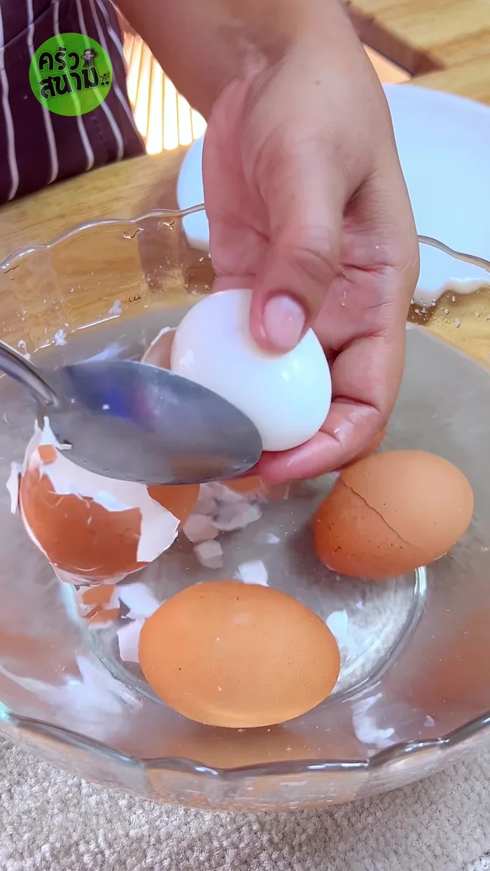 Add 1 tablespoon of tempura flour to peeled eggs and mix well.
