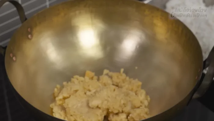 Prepare the filling: In a pan, combine coconut sugar (or brown sugar), salt, and water. Stir-fry over medium heat until the sugar dissolves and caramelizes.